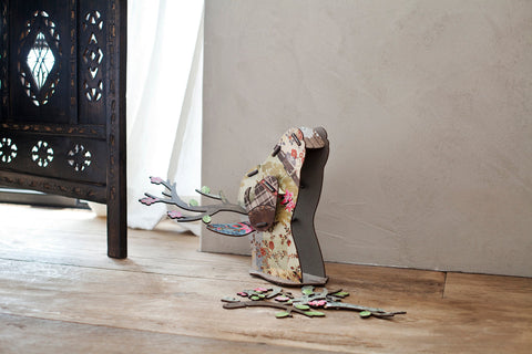 Wohngesunde Wandgestaltung mit natürlichem Kalkputz in beige-grauem Ton – atmungsaktive Oberfläche kombiniert mit Holzboden und dekorativem Element