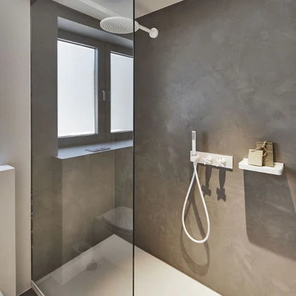 Fugenlose Dusche mit einem wasserfesten erdfarbenem Beton Cire Putz.