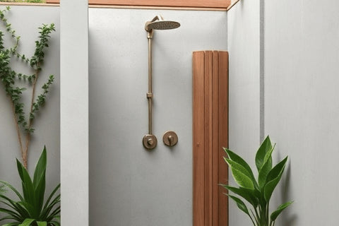 Fugenlose Dusche mit wasserfestem Beton Ciré in heller Betonoptik