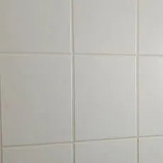 Weiße Fliesen an der Wand – ein stabiler Untergrund zur fugenlosen Überarbeitung mit Beton Ciré oder Mineralputz.