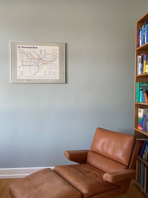 Hausflur mit wohngesunder Wandfarbe in elegantem Graublau – kombiniert mit Ledersessel für ein stilvolles und schadstofffreies Wohnambiente