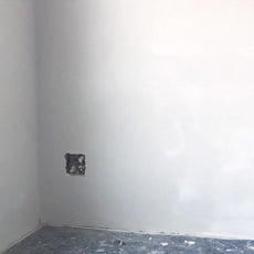 Weiße, verputzte Wand – perfekter Untergrund für die Verarbeitung von Mineralputz