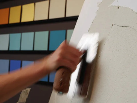 Verarbeitung von Mineralputz auf einer Probefläche.