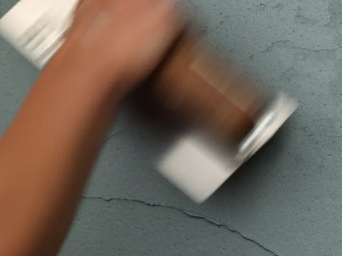 Unscharfes Bild eines Arms bei der Verarbeitung von Mineralputz.