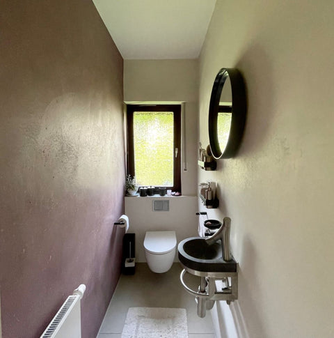 Schön gestaltetes kleines Gäste WC mit individuelle Farbnote in flieder und hellbraun.