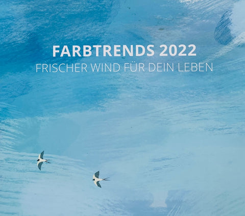 Farbnuancen von hellblau bis dunkelblau als Beispiel für die Trendfarbe 2022 Bright Skies.