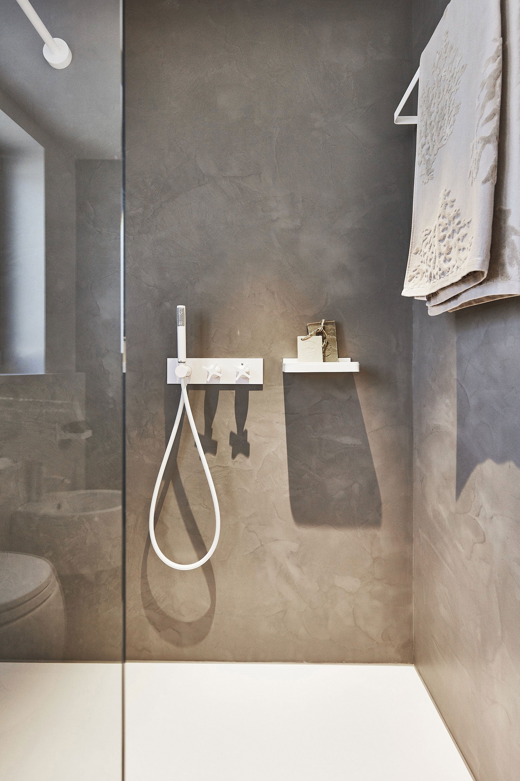 beton ciré - wasserfester putz für fugenloses bad und dusche