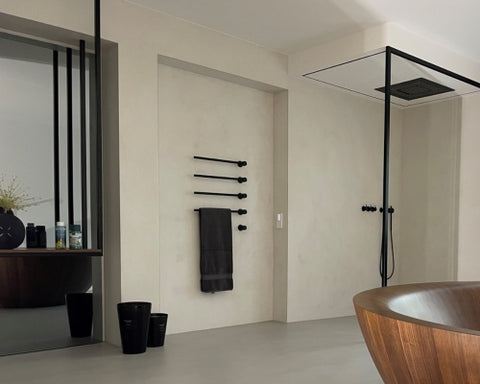 Modernes, fugenloses Bad in Betonoptik mit Beton Ciré – minimalistische Gestaltung mit nahtlosen Oberflächen für stilvolle Badarchitektur und einfache Pflege
