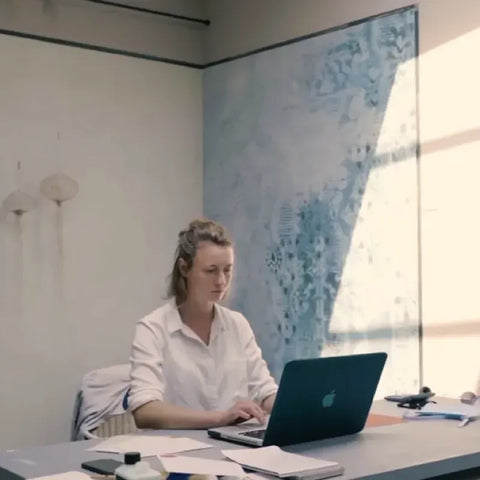 Malermeisterin Fee Kohlmann von Verwandlung in Ihrem Büro an einem Computer.