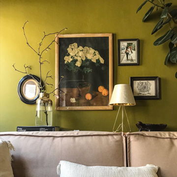 Klassisch-Modernes Wohnzimmer dessen Wände mit einer warmen Naturfarbe in gelb-grün gestrichen sind.