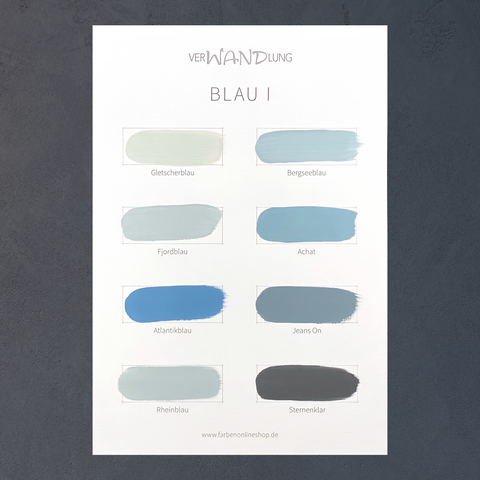 Farbübersicht Blau I von VerWANDlung mit handgestrichenen Farbmustern in verschiedenen hellen und kräftigen Blautönen.