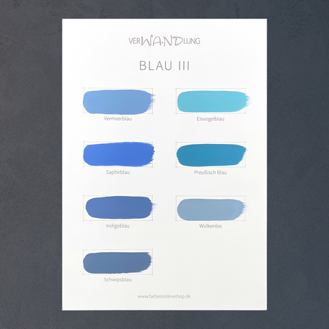 Farbübersicht Blau III von VerWANDlung mit handgestrichenen Farbmustern in verschiedenen kräftigen und leuchtenden Blautönen.