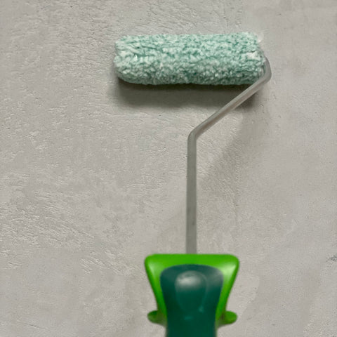 10 cm breite Farbwalze für den gleichmäßigen Auftrag von Mineralfarbe auf kleineren Wandflächen und schwer zugänglichen Bereichen.