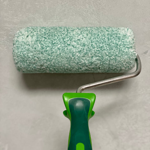 18 cm breite Farbwalze für den gleichmäßigen Auftrag von Mineralfarbe auf Wandflächen.