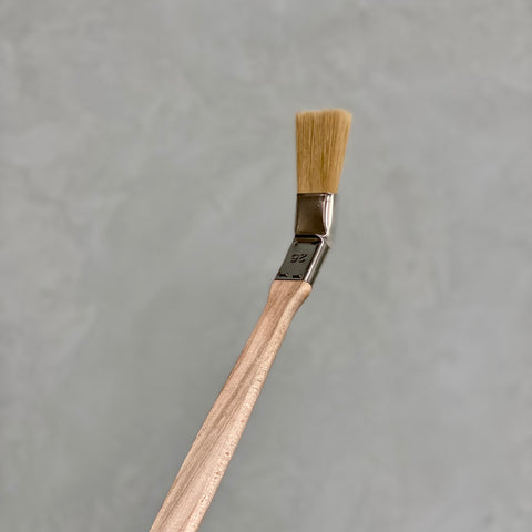 Schmaler Flachpinsel mit 25 mm Breite für präzise Malerarbeiten und feine Kanten.