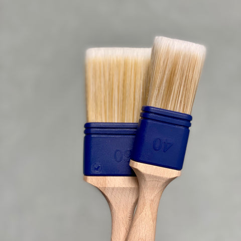 Zwei Flachpinsel mit 40 und 60 mm Breite für präzise Maler- und Lackierarbeiten.