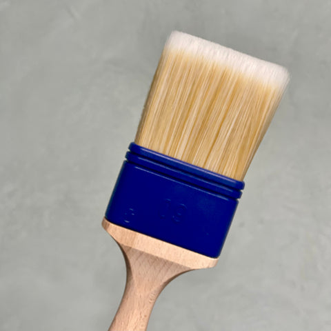 Breiter Flachpinsel mit 80 mm Breite für gleichmäßige Maler- und Lackierarbeiten auf größeren Flächen.