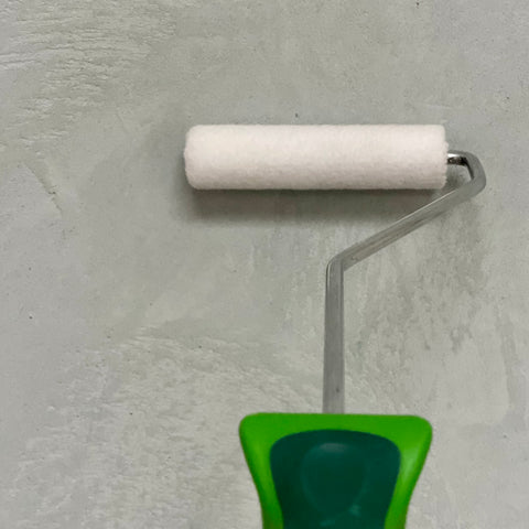Feines Lackierwälzchen zum gleichmäßigen Auftragen von Versiegelungen und Lacken auf Wand- und Spachteloberflächen.