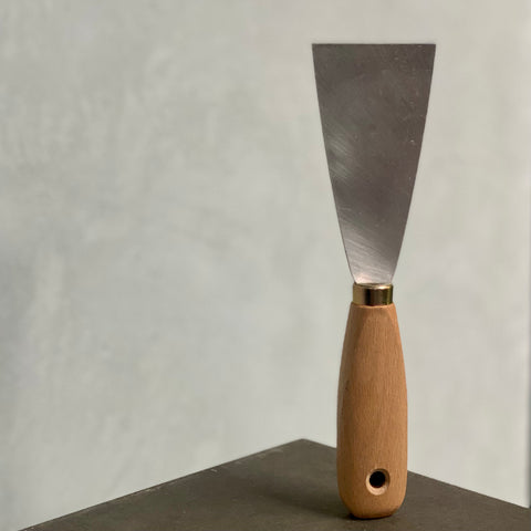 Malerspachtel mit Metallklinge und Holzgriff zum Ausbessern, Glätten und Auftragen von Spachtelmasse.