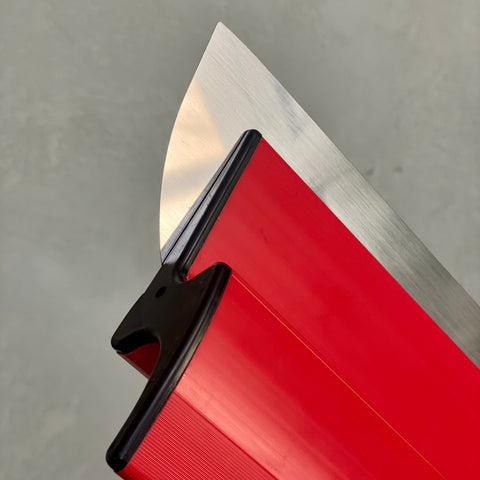 Detailaufnahme des PutzPerfekt mit flexiblem Edelstahlblatt zum gleichmäßigen Auftragen und Glätten von Mineralputz.