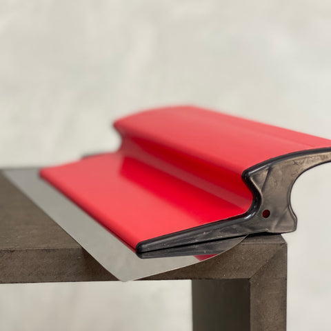 PutzPerfekt mit Edelstahlblatt und ergonomischem Griff zum gleichmäßigen Auftragen und Glätten von Mineralputz.