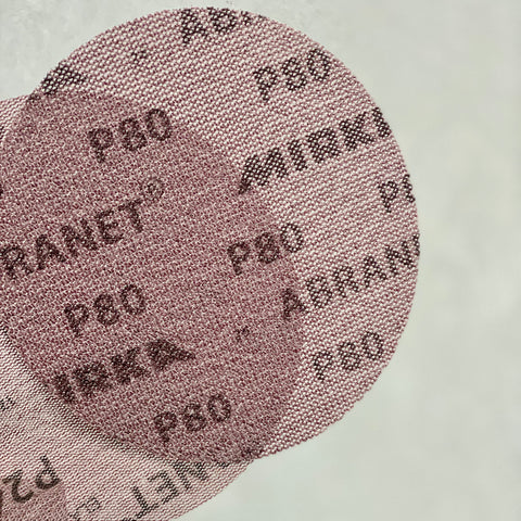 Rundes Schleifnetz mit Körnung P240 zum feinen Schleifen und Glätten von Mineralputzoberflächen.