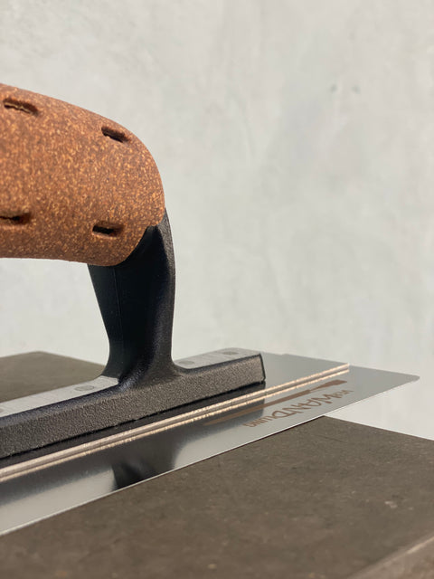 Detailaufnahme einer Venezianerkelle zum präzisen Glätten und Verdichten von Mineralputz und Beton Ciré.