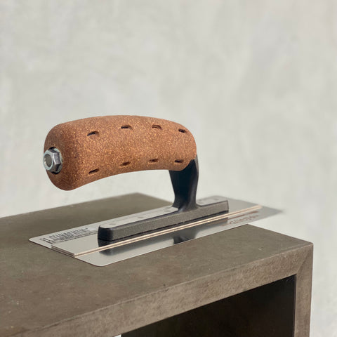 Venezianerkelle mit ergonomischem Griff zum Auftragen, Glätten und Verdichten von Mineralputz und Beton Ciré.