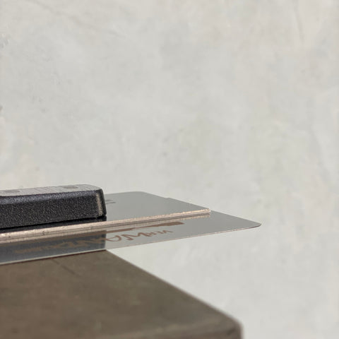 Detailaufnahme einer Venezianerkelle mit flexiblem Edelstahlblatt zum feinen Glätten von Mineralputz und Beton Ciré.