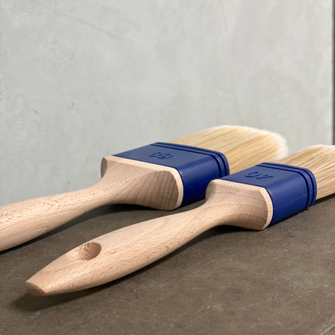 Zwei Flachpinsel mit 40 und 60 mm Breite für saubere und gleichmäßige Maler- und Lackierarbeiten.